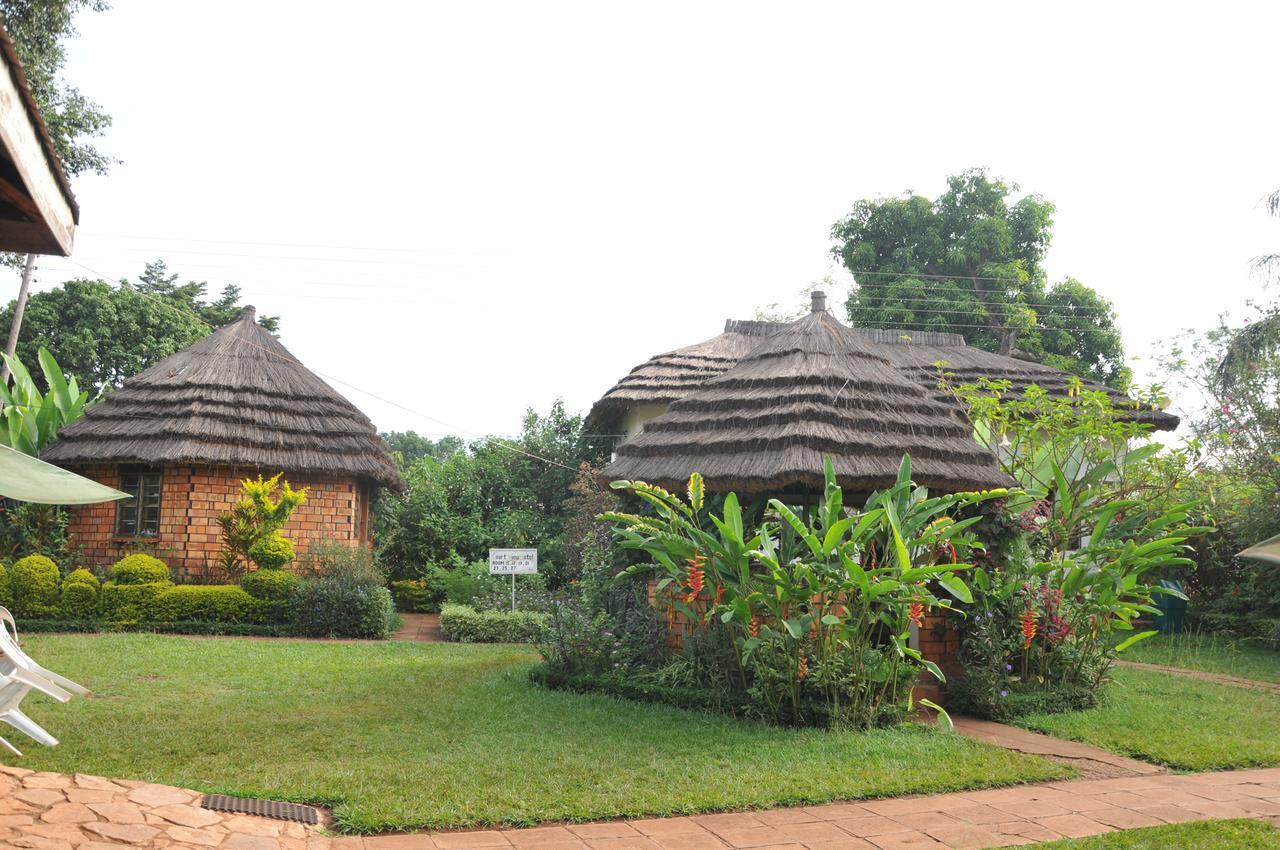 New Court View Hotel Masindi Exteriör bild