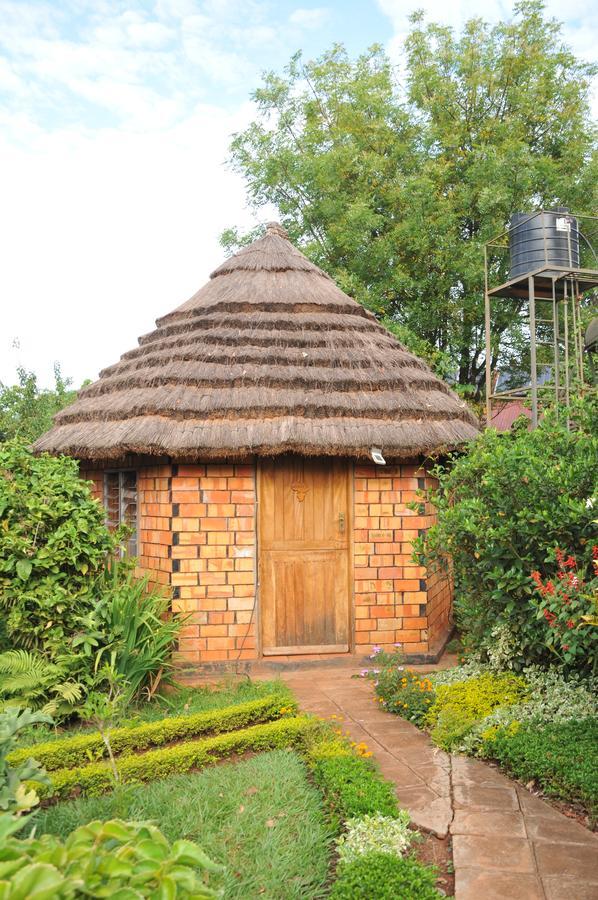 New Court View Hotel Masindi Exteriör bild